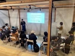 会議室にいる人たち

AI 生成コンテンツは誤りを含む可能性があります。