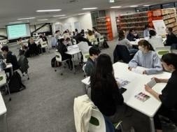 屋内, 天井, 人, 民衆 が含まれている画像

AI 生成コンテンツは誤りを含む可能性があります。